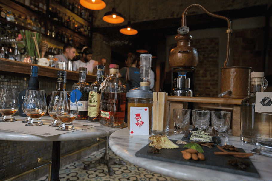 Tasting colombian rum with a local expert